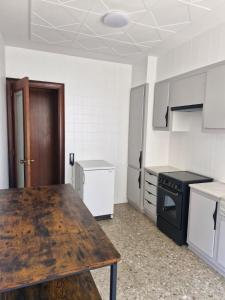 eine leere Küche mit einem Holztisch in einem Zimmer in der Unterkunft Simat Malina in Simat de Valldigna