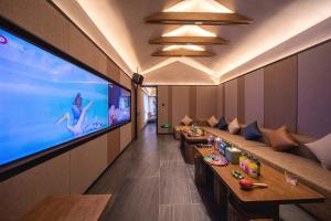 a waiting room with couches and a large aquarium at Anji Peiyi Lingfeng Vacation Hotel in Anji