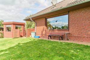 a picnic table in a yard next to a brick building at Lund36 in Husum +13 photos