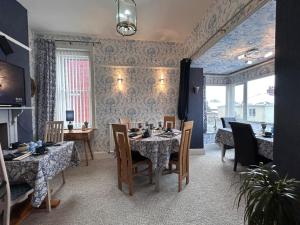 a dining room with a table and chairs at Greylands Guest House in Llandrindod Wells