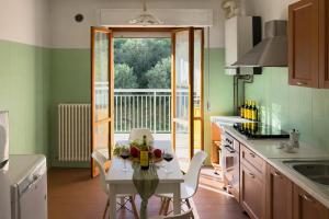 a kitchen with a table with flowers on it at Sea View Solarium- Free parking - 8 min beach - 3 min A14 - Mastrangelo Beach in Grottammare