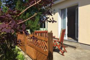 a wooden bench sitting in front of a house at Bungalow Marina Tarnewitz in Tarnewitz