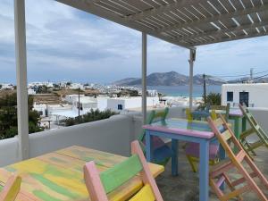 a table and chairs on a balcony with a view of the ocean at Melissa Chora in Koufonisia