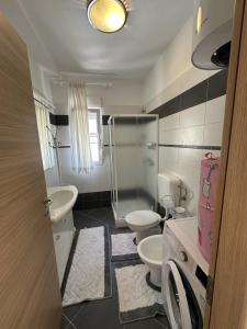 a bathroom with two toilets and a shower at Appartament Tea in Šorići