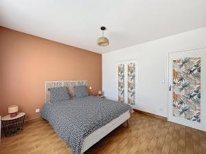 a bedroom with a bed in a room at Cozy Alclau in Mimizan