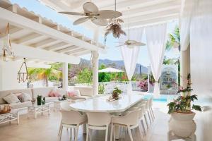a dining room with a white table and chairs at Casablanca Escape in La Majahua