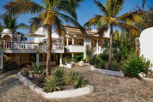 a house with palm trees in front of it at Casablanca Escape in La Majahua