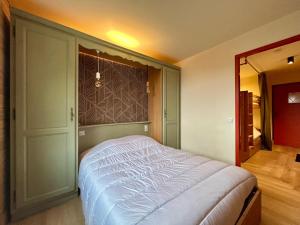 a bedroom with a large bed in a room at Alpine Mood - Vue - Balcon - Parking in Uvernet +26 photos