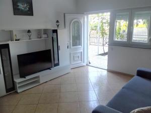 a living room with a tv and a couch at Apartments Desiree & Daniel in Dramalj
