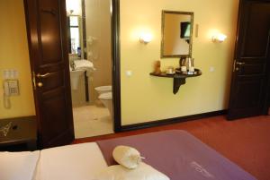 a bedroom with a bed and a bathroom with a mirror at Chalet Zolota Pidkova&River 1 in Slavske