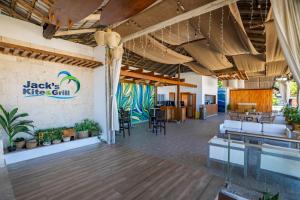 Die Lobby eines Restaurants mit Tischen und Stühlen in der Unterkunft Blue JackTar in San Felipe de Puerto Plata