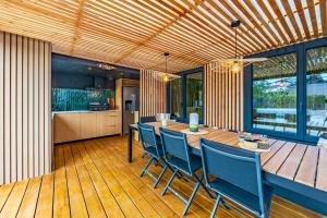a kitchen and dining room with a table and chairs at La Petite Californie - Piscine in Anglet