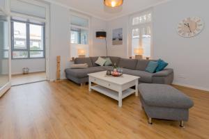 a living room with a couch and a table at Villa Odin, Muschelsucher - Bade- & Saunawelt täglich inklusive in Ostseebad Sellin