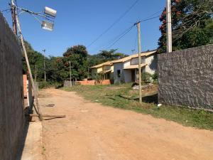 a dirt road in front of a house at Casa aconchegante com piscina e garagem dupla in Búzios