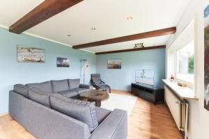 a living room with a couch and a tv at Wietblick in Ockholm