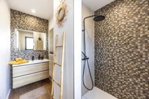 a bathroom with a shower and a sink at La Petite Californie - Piscine in Anglet +11 photos