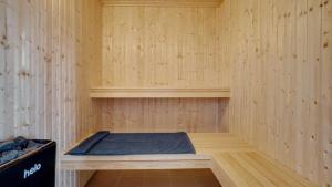 a sauna with a bed in a wooden room at Villavilla 441 - Grenå Strand, Østjylland in Grenå