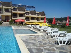 Bazén v ubytování Hotel Enchevi nebo v jeho okolí