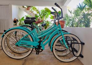 a blue bike is parked next to other bikes at Casablanca Escape in La Majahua