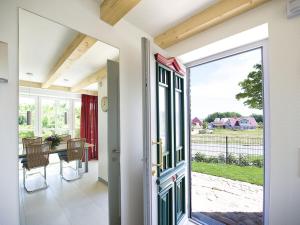an open door to a dining room with a view of the yard at Reethaus Ostseeblick 1 in Wohlenberg