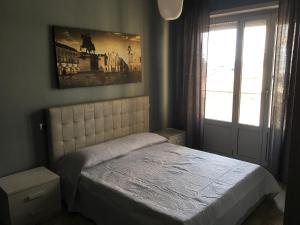 um quarto com uma cama e uma fotografia na parede em Torino BellaVista Inn Apartment em Turim