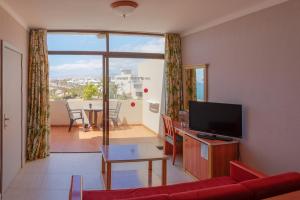 TV a/nebo společenská místnost v ubytování Hotel Beatriz Playa & Spa