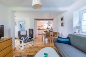 ein Wohnzimmer mit Sofa und eine Küche in der Unterkunft Ferienhaus Andersson in Klütz