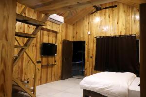 a bedroom with a bunk bed and a television at Tiger Woods in Jamania +2 photos