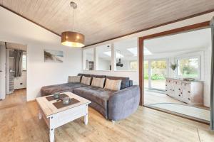 a living room with a couch and a table at Horn sien Hus in Simonsberg