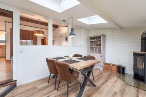 a dining room with a table and chairs at Horn sien Hus in Simonsberg