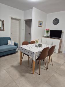 a dining table and chairs in a living room at Apartments Poljak in Supetarska Draga