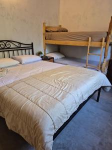 a bedroom with two bunk beds in a room at Descanso Del Mbocayaty in Mbocayaty +14 photos