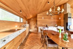 a kitchen and dining room with a wooden ceiling at IDAHO - Hoog in Süderstapel