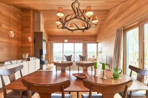 a kitchen and dining room with a table and chairs at IDAHO - Hoog in Süderstapel