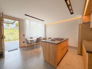 een keuken en eetkamer met een tafel en stoelen bij Apartamento de lujo a 3 minutos del Aeropuerto JMC 101 in Rionegro