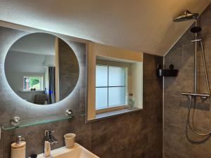 a bathroom with a sink and a mirror at Dalerheugte Drenthe B&B Comfort 5 met eigen badkamer en ontbijt à la carte op de kamer in Dalerveen