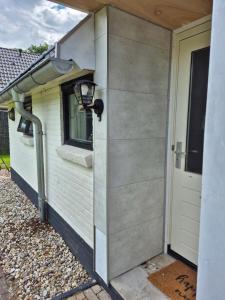 a cat sticking its head out the window of a house at Dalerheugte Drenthe B&B Comfort 5 met eigen badkamer en ontbijt à la carte op de kamer in Dalerveen +37 photos