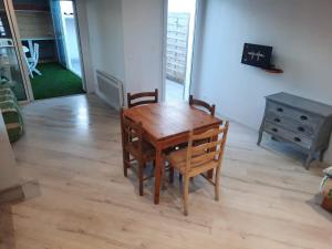 a wooden table and chairs in a living room at L'Abri Côtier 2 in Les Sables-d'Olonne +16 photos
