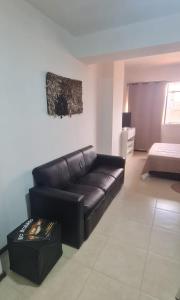 a black leather couch in a living room at Monoambiente céntrico 01 in Asunción +24 photos