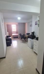 a living room with a couch and a table at Monoambiente céntrico 01 in Asunción