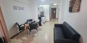 a living room with a couch and a table and chairs at Monoambiente céntrico 01 in Asunción