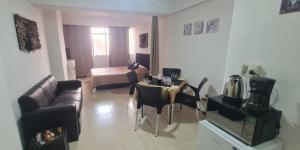 a living room with a couch and a table with chairs at Monoambiente céntrico 01 in Asunción