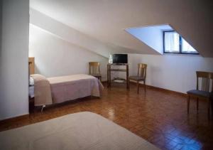 a attic room with a bed and a window at B&B SANTA MARIA VALLEVERDE appartamento vicinissimo alla Clinica L'immacolata in Celano