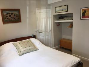 um quarto com uma cama com uma almofada em North Street annexe em Ilminster