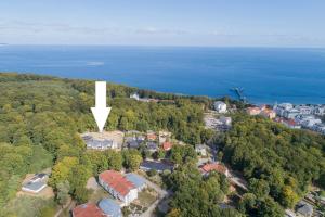 an aerial view of a house in a forest at Haus Waldidyll, Küstenflair - Bade- & Saunawelt täglich inklusive in Ostseebad Sellin
