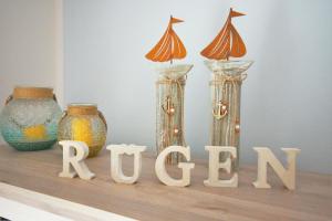 a shelf with two vases and the word raisin at Haus Waldidyll, Küstenflair - Bade- & Saunawelt täglich inklusive in Ostseebad Sellin