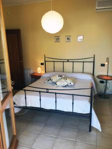 a bedroom with a bed and a lamp at Rosa's House - zona ospedaliera in Cagliari