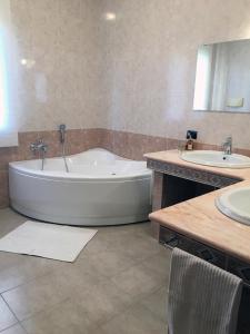 un ampio bagno con vasca e due lavandini di Rosa's House - zona ospedaliera a Cagliari