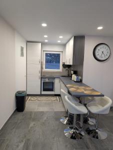 a kitchen with a counter and a clock on the wall at Sonnenschein & Ruhe in Losheim