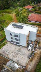 een uitzicht op een wit gebouw in een tuin bij Apartamento de lujo a 3 minutos del Aeropuerto JMC 101 in Rionegro +9 foto's